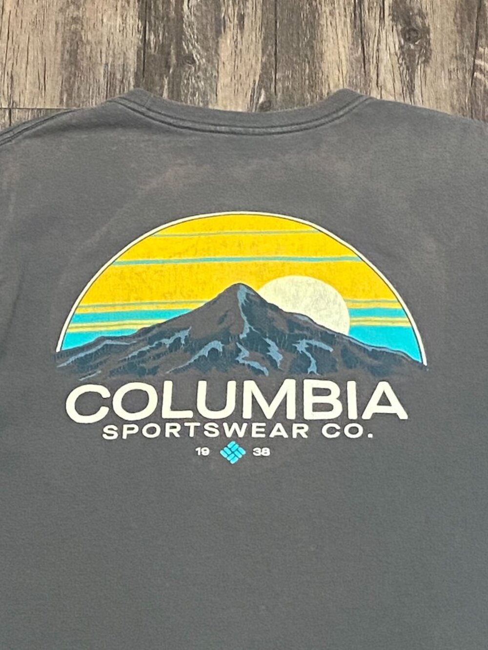 Columbia Sportswear Co. Mountain Logo T-Shirt Size M